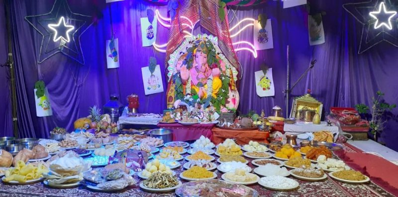 गणेश प्रतिमाओं के आगे छप्पन भोग शृंगारित, महोत्सव की पूर्णाहुति आज