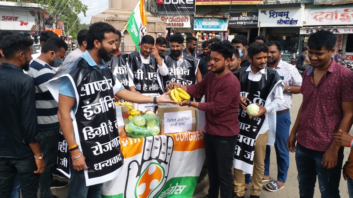 Youth Congress demonstrated against unemployment, fruits and vegetables sold in the market