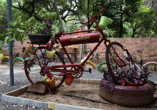 Watch- वेस्ट का उपयोग कर बना डाला बेस्ट ग्रीन गैलेरी पार्क