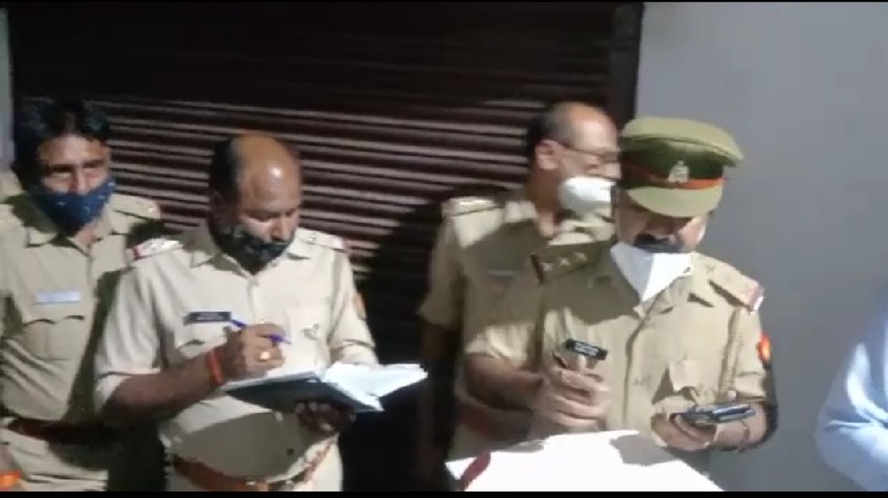 खौफनाक दृश्य - तीन दिनों से घर का दरवाजा बंद था, तोड़ा गया तो सामने मिले दो शव लटकते हुए