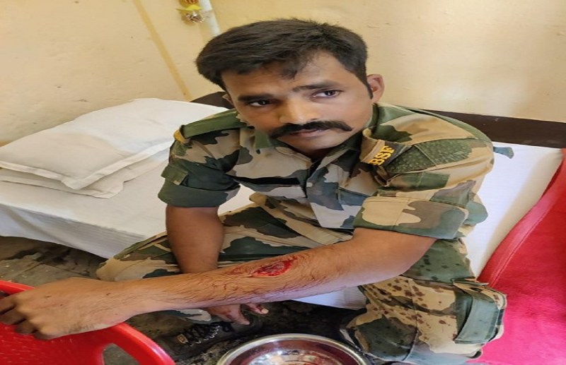 WEST BENGAL BSF--घायल होने के बावजूद जवान ने दिखाई दिलेरी