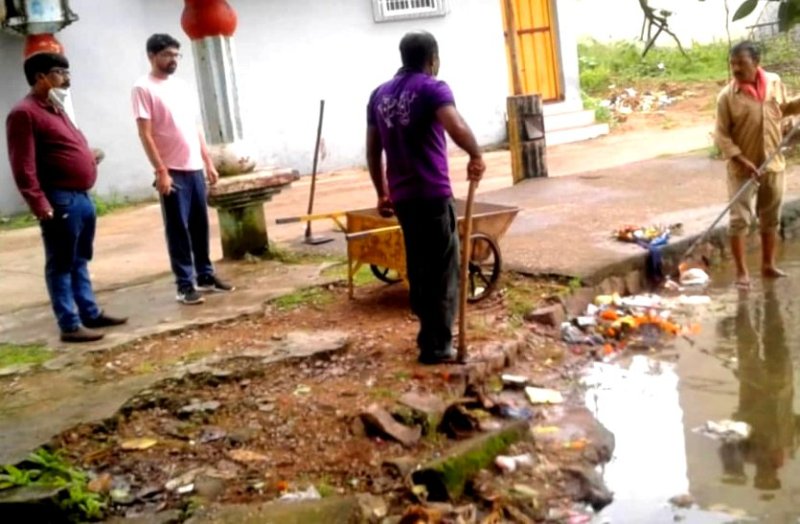 सफाई देखने निकले निगम कमिश्नर, दो कर्मचारी मिले नदारद चार का कटेगा वेतन, गंदगी फैलाने वाले तीन पर लगाया जुर्माना