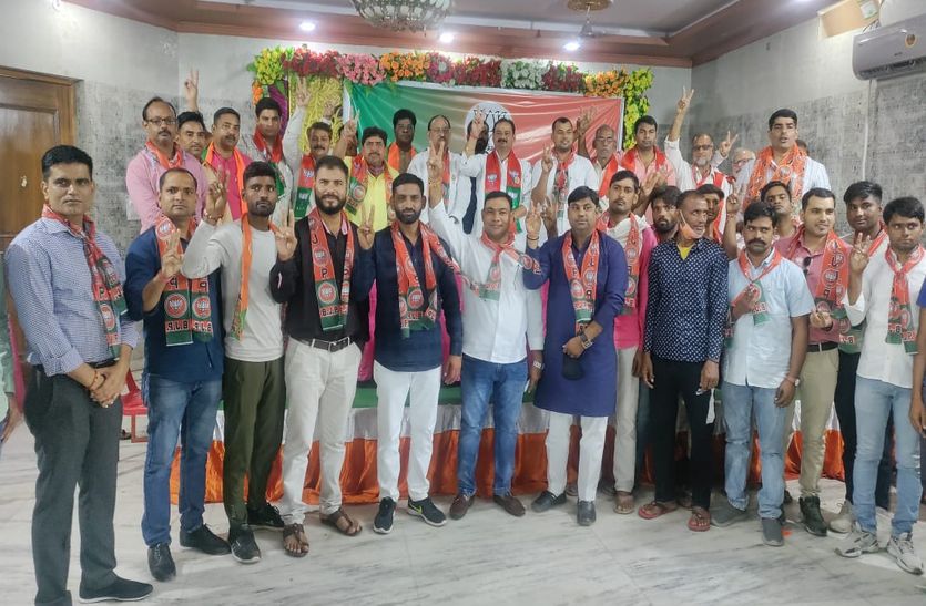 Two dozen youths joined BJP, District President welcomed the BJP plaque