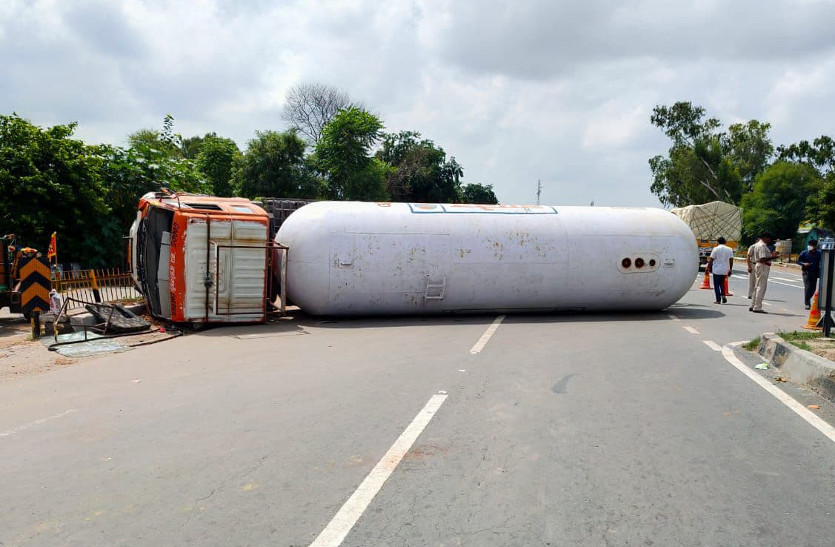 LPG gas Tanker overturns in dausa