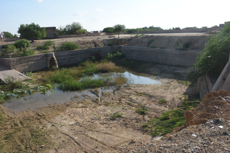 अतिक्रमण का दंश -सड़कों पर पानी, तालाब खाली
