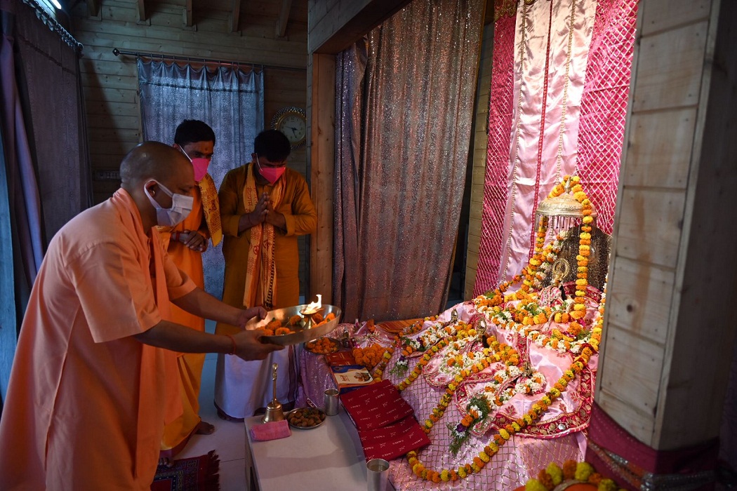 सरकार के साढे 4 वर्ष की उपलब्धियों को लेकर सीएम योगी पहुंचे रामलला के दरबार, संतों ने भी दी बधाई