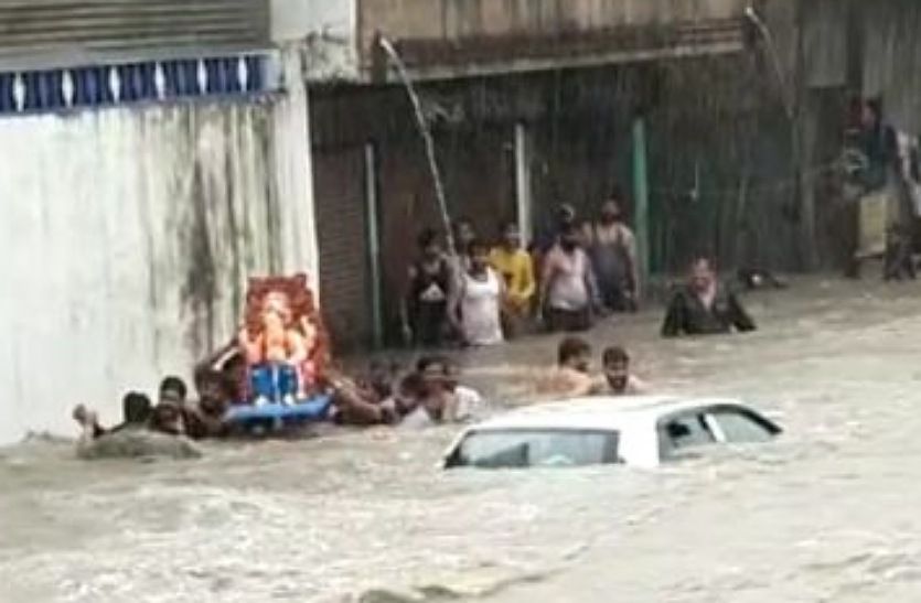 Ganpati Visarjan : बारिश पर भारी आस्था, यहां कंघे तक पानी में डूब कर गणपति विसर्जन