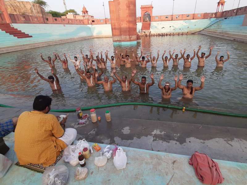 पितर तृप्ति के लिए किया तर्पण, श्राद्ध पक्ष शुरू