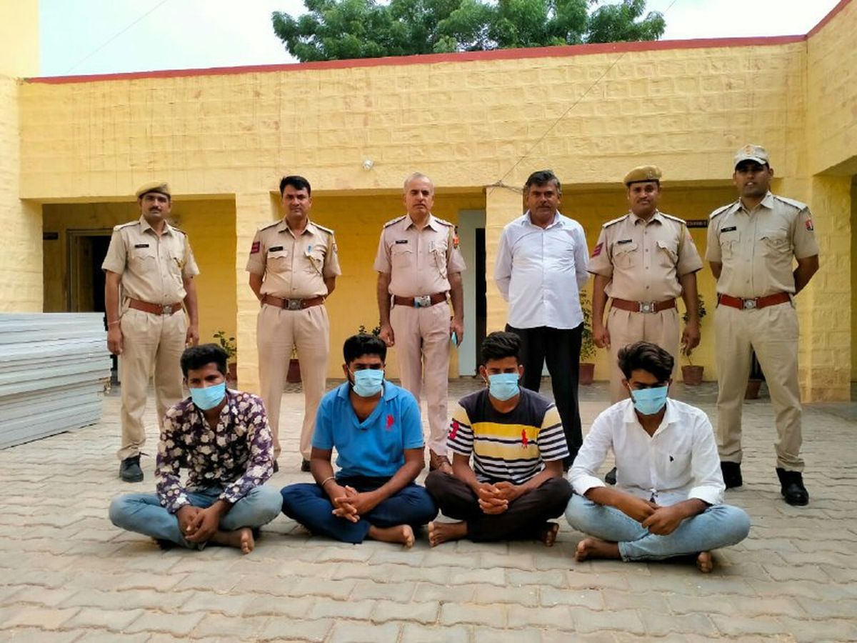 फायरिंग कर सोलर की 48 प्लेटें लूटी, चार गिरफ्तार