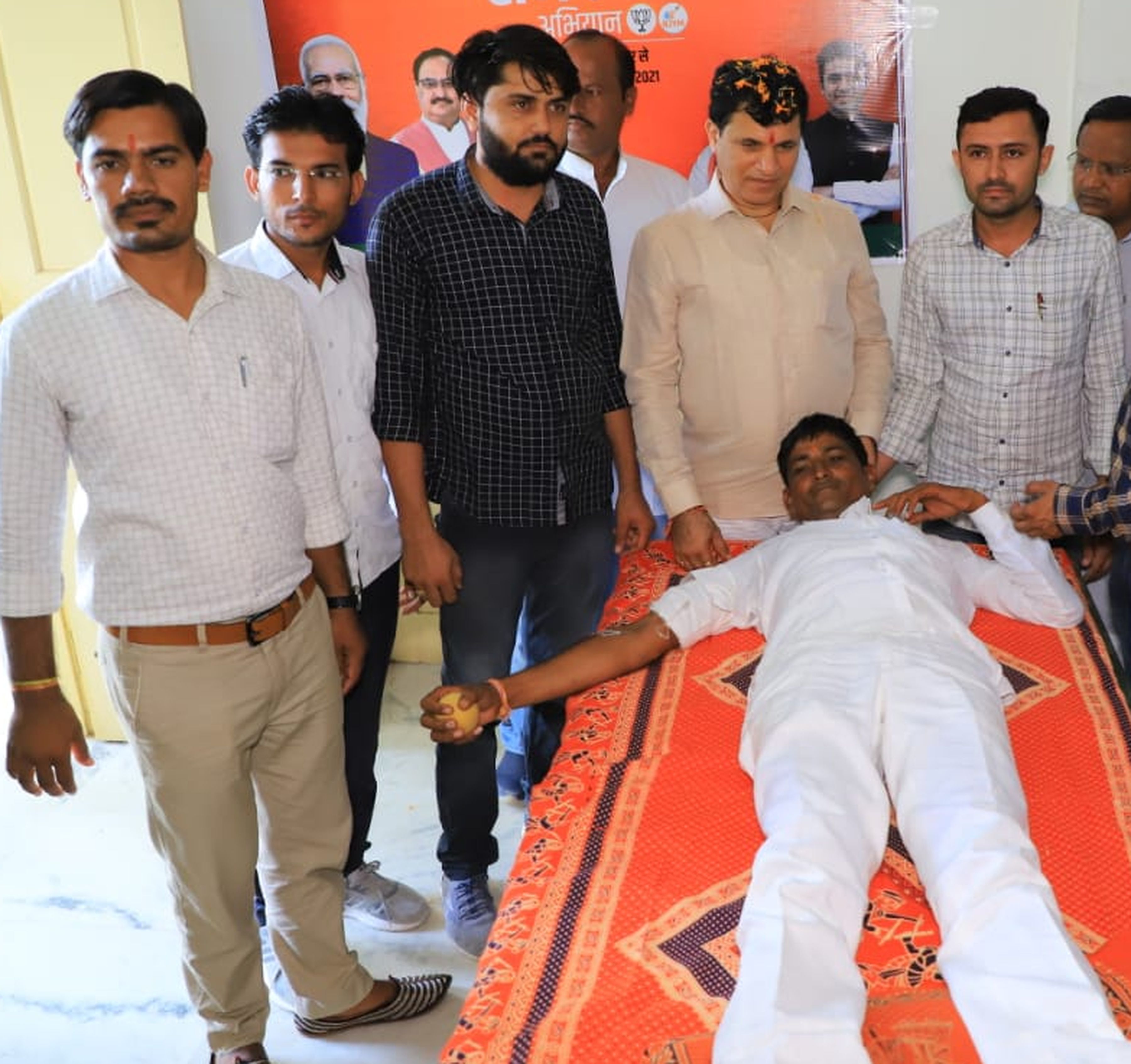 भाजपा युवा मोर्चा के कार्यकर्ताओं ने किया रक्तदान