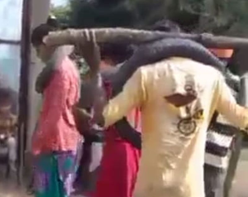 VIDEO ये कैसी सजा,गले में डाला टायर कराया नृत्य और मारा