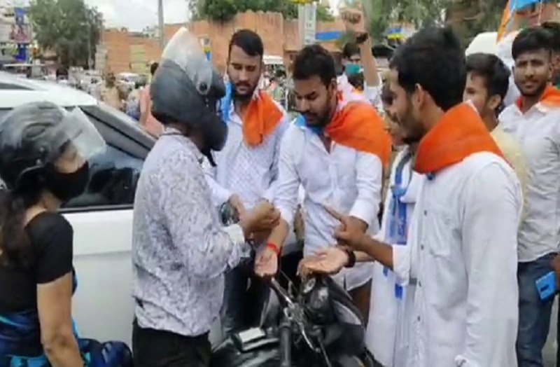 एनएसयूआई राजस्थान का कैंपेन 'शेम ऑन यू मोदी जी'किया पैदल मार्च,मांगी भीख