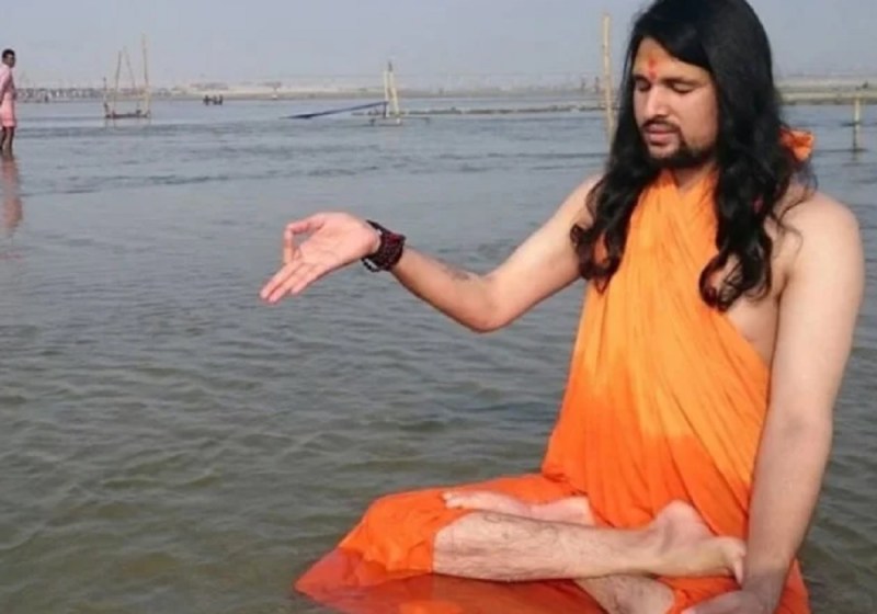 आनंद गिरि पर आस्ट्रेलिया में महिला से छेड़छाड़, महंगी शराब और लक्जरी गाड़ियों पर धन खर्चने के लगे थे आरोप