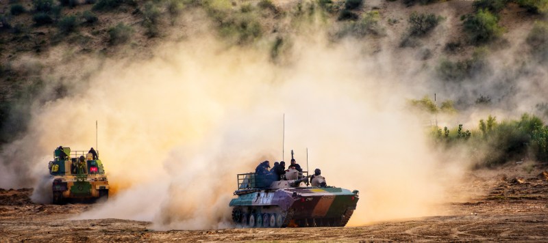 धोरों में गरजे सेना के टैंक