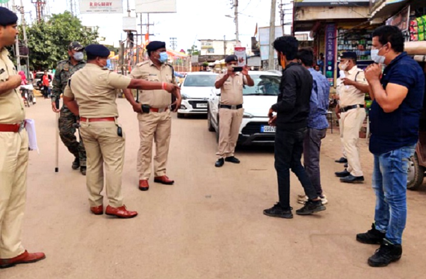 भाजपा के पूर्व पार्षद का पुलिस ने निकाला जुलूस, बीच सड़क पकड़वाए कान, दो साथी भी गिरफ्तार