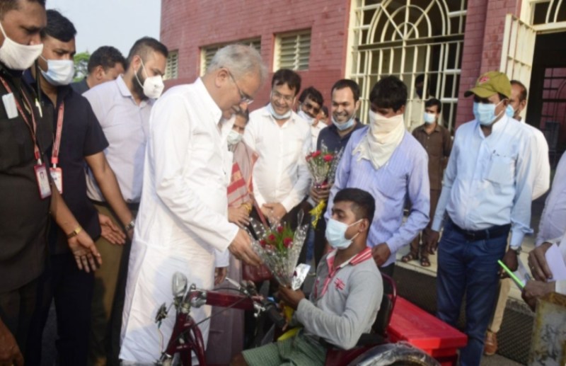 दिव्यांग ने गूगल पर नंबर सर्च कर सीएम को सीधे कर दिया कॉल, दो दिन में मिला ट्राईसिकल