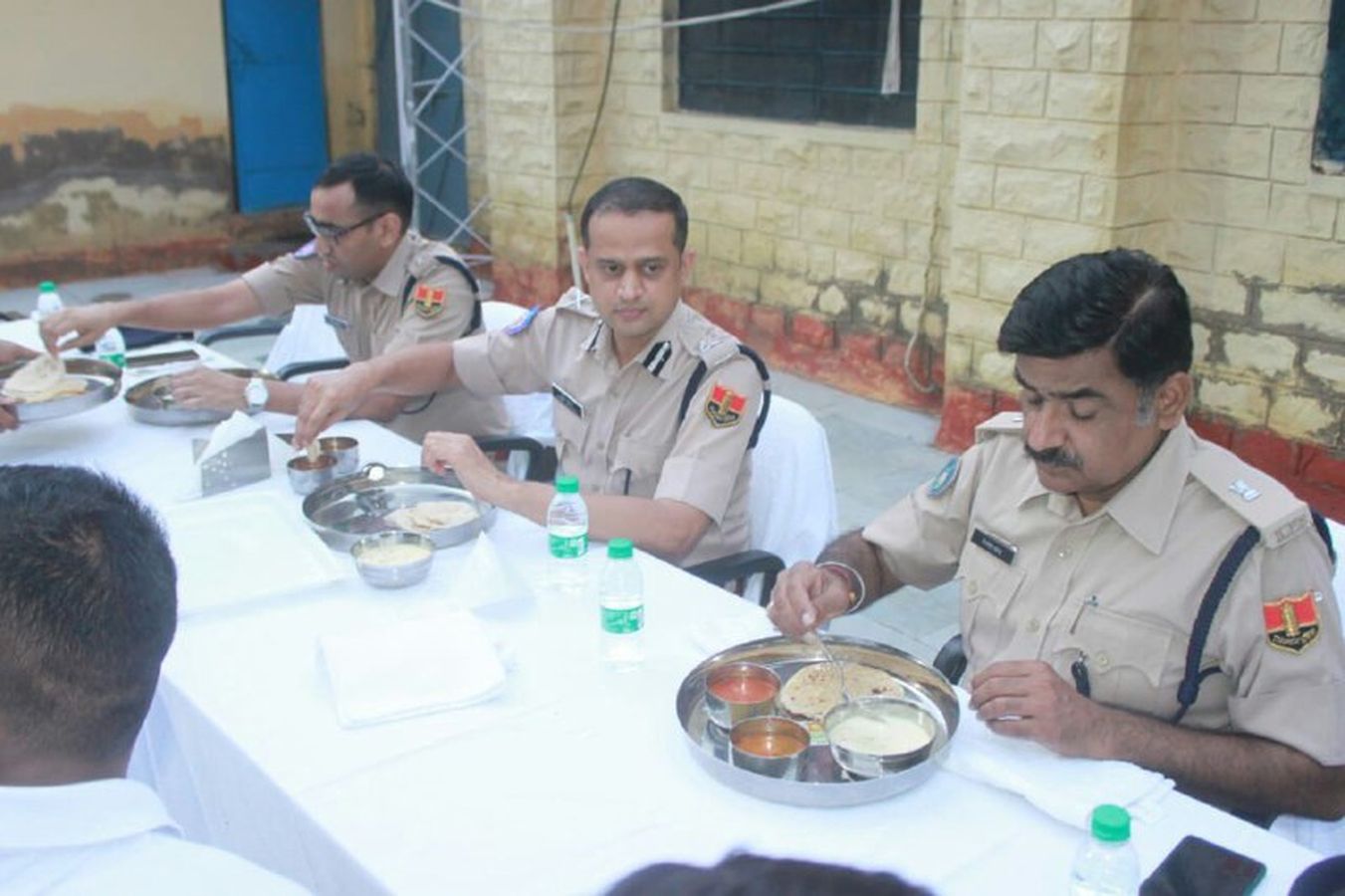 पुलिस कमिश्नर ने मैस में भोजन कर जवानों से ली जानकारी