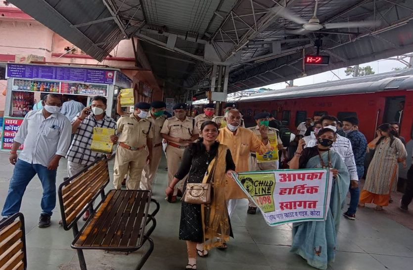 कोटा के रेलवे स्टेशन पर चलाया जागरूकता अभियान