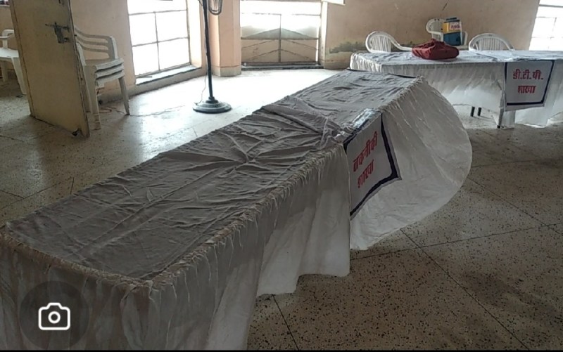 न्यास शिविर में अधिकारी-कर्मचारी नहीं, निगम शिविर में नगर मित्रों की टेबलें खाली