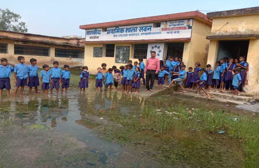 लवन सरकारी प्राथमिक स्कूल परिसर में भरा दो फीट पानी