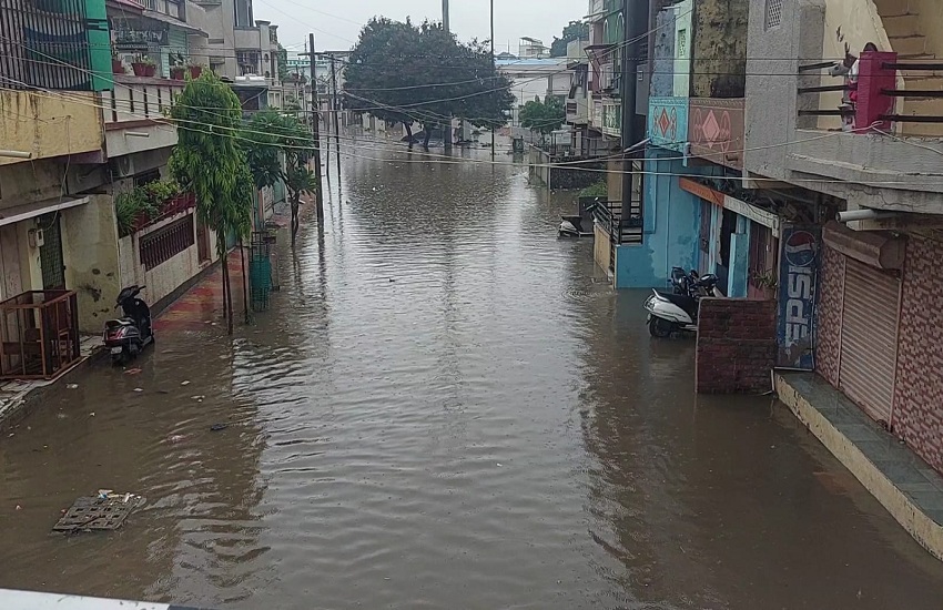 Gujarat Hindi News : कहीं रास्ते तरबतर तो कहीं घरों में घुसा पानी