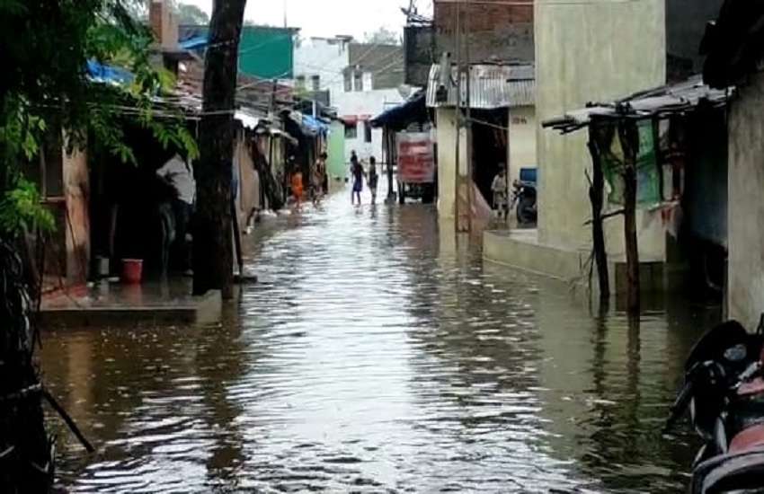 Gujarat Hindi News : कहीं रास्ते तरबतर तो कहीं घरों में घुसा पानी