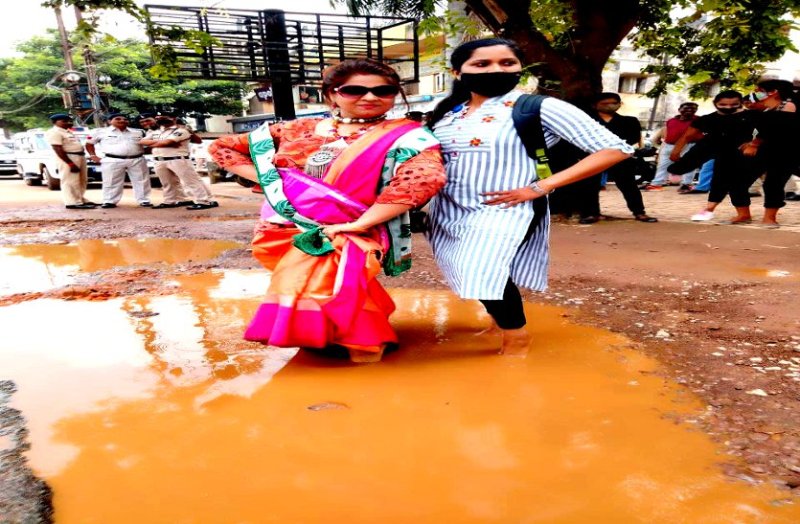 CG के इस नेशनल हाइवे के जानलेवा गड्ढों पर महिलाओं का अनोखा कैटवॉक, कहा सौ-सौ में बिक जाओगे तो ऐसा ही रोड पाओगे