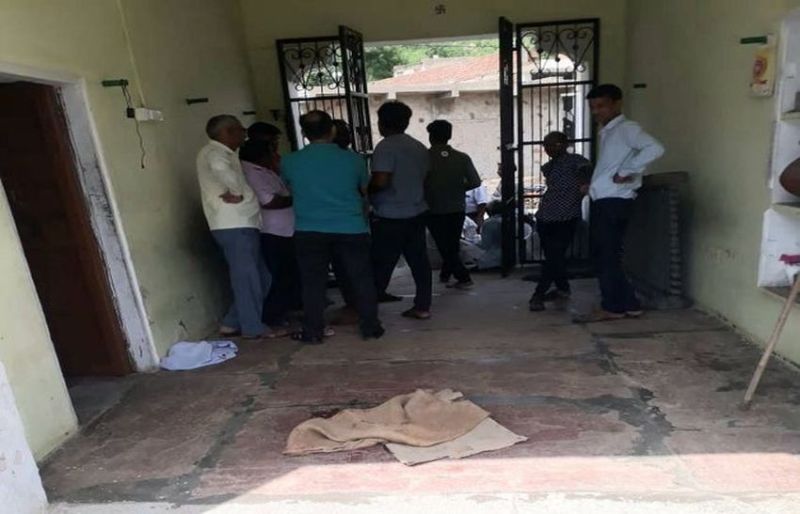 बरामदे में सो रहे व्यक्ति की धारदार हथियार से गला रेतकर हत्या