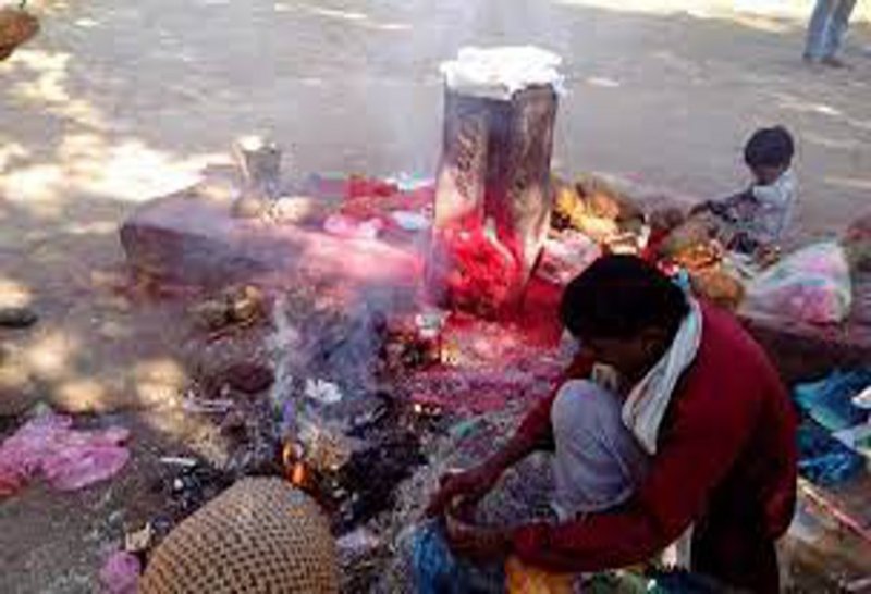 Giant worshiped in Khopa dham