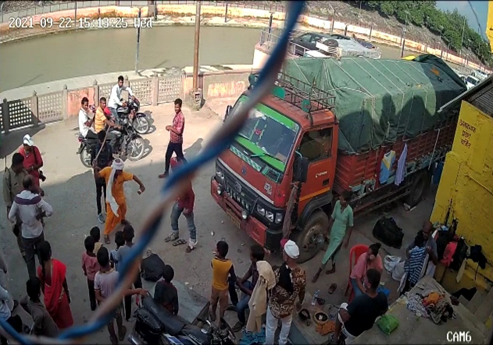 पुलिस की मौजूदगी में दबंग कर रहा युवक पिटाई वीडियो वायरल