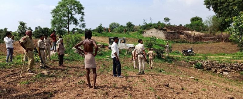 जमीन विवाद को लेकर चल रहा संघर्ष : 10 गांव में तनाव होते ही चल जाते हैं हथियार