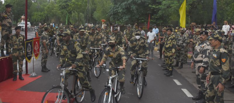 बीएसएफ की साइकिल रैली राजघाट के लिए रवाना
