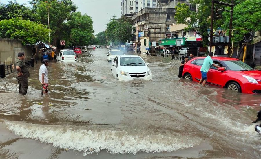 Surat/ सूरत में सड़कें बनी नदियां , दोपहर दो घंटे में दो इंच बारिश