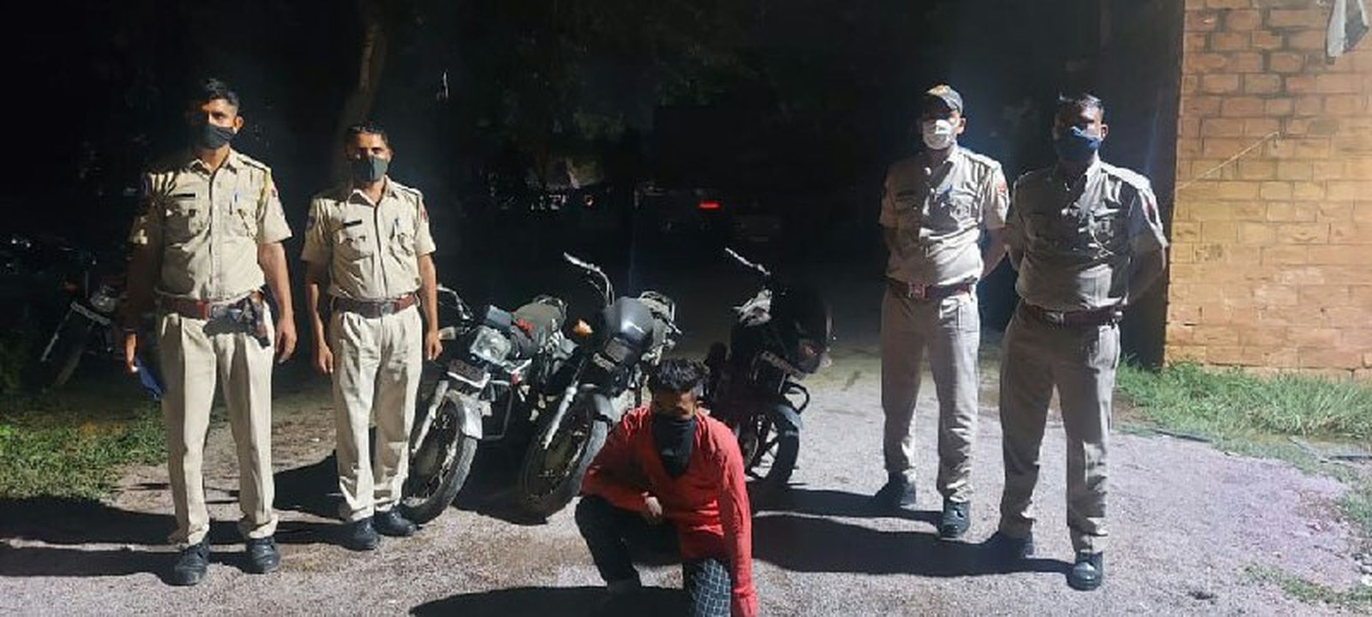 हैण्डीक्राफ्ट श्रमिक गिरफ्तार, चोरी की तीन बाइक बरामद