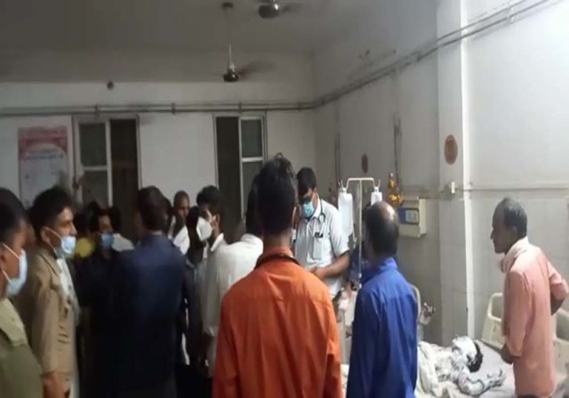 गैस सिलेंडर ब्लास्ट में घायल लोगों से मिलने पहुंचे अधिकारी