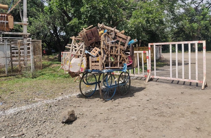 विसर्जन के बाद घाटों पर कचरा, बोली लगाकर नीलामी