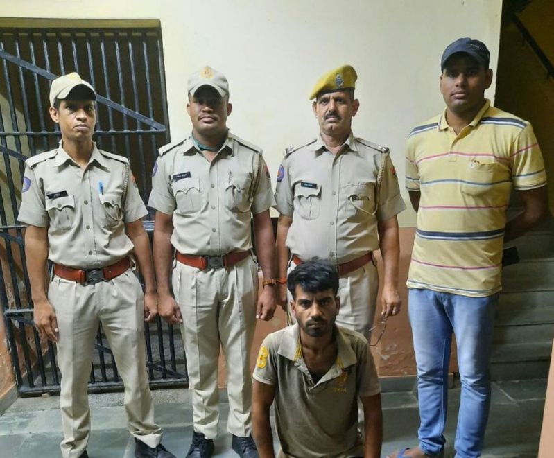 मंदिर से दिनदहाड़े दान पात्र से रुपए चोरी का आरोपी गिरफ्तार