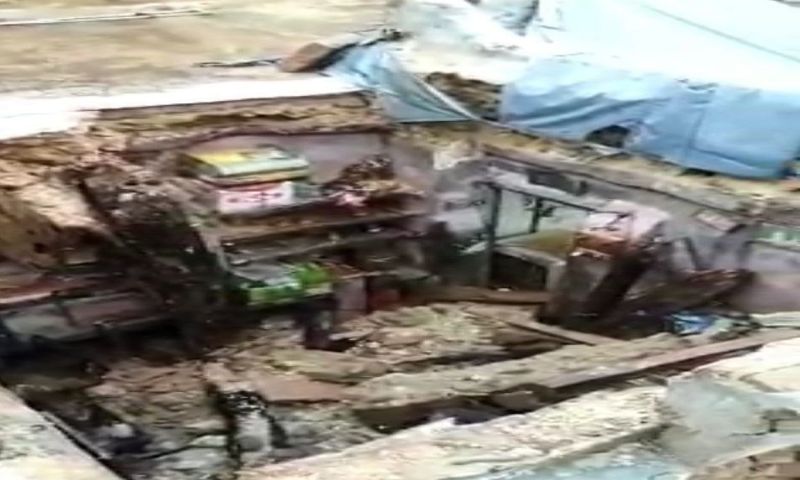 पुराना शहर क्षेत्र में एक पुराने मकान में कमरे की छत अचानक ढही