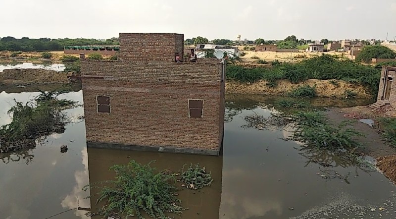 चौबीस घंटे बाद बाद भी नहीं बंधी पाल, गंदे पानी से घिरे रहे आशियाने