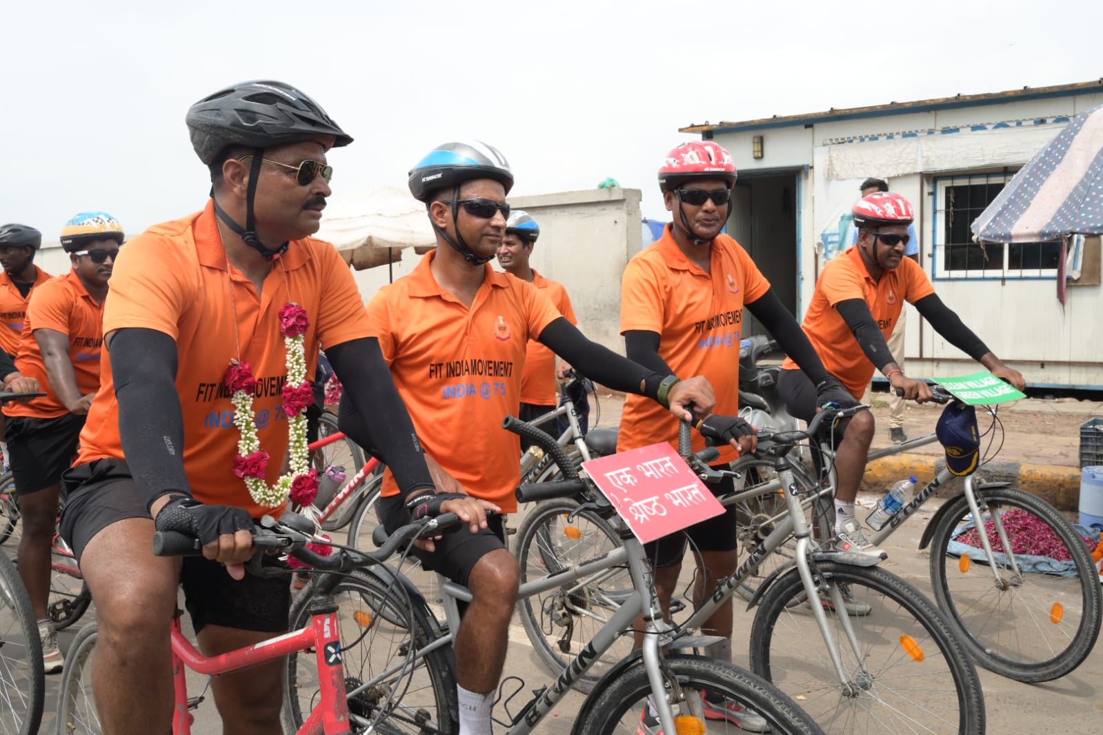 Gujarat: कश्मीर से निकली बीएसएफ जवानों की साइकिल यात्रा अहमदाबाद पहुंची