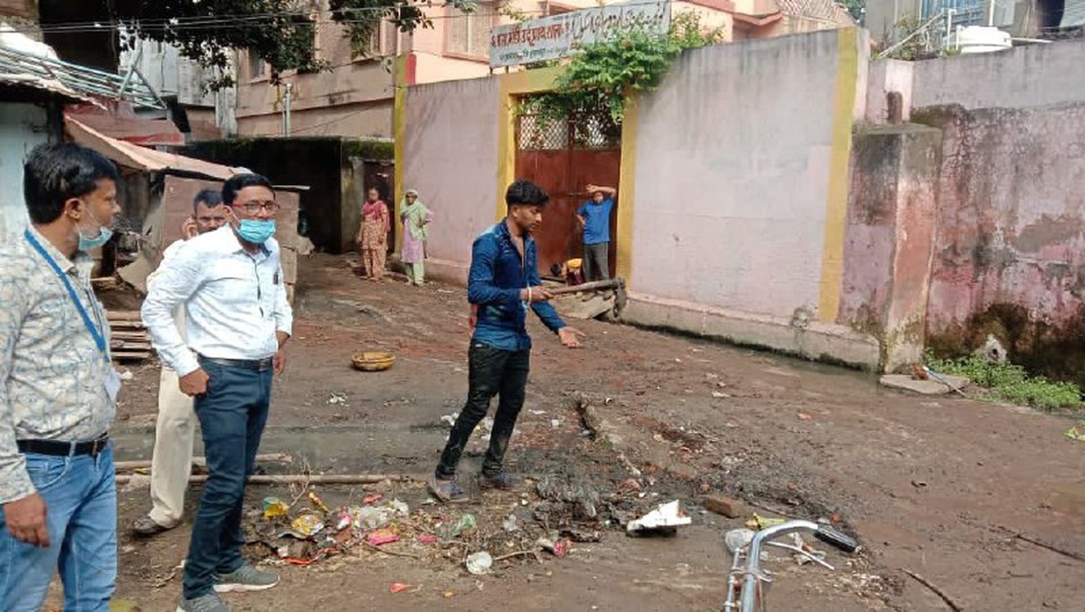 Officers ran to inspect the schools, cleaned the garbage in front of the gate