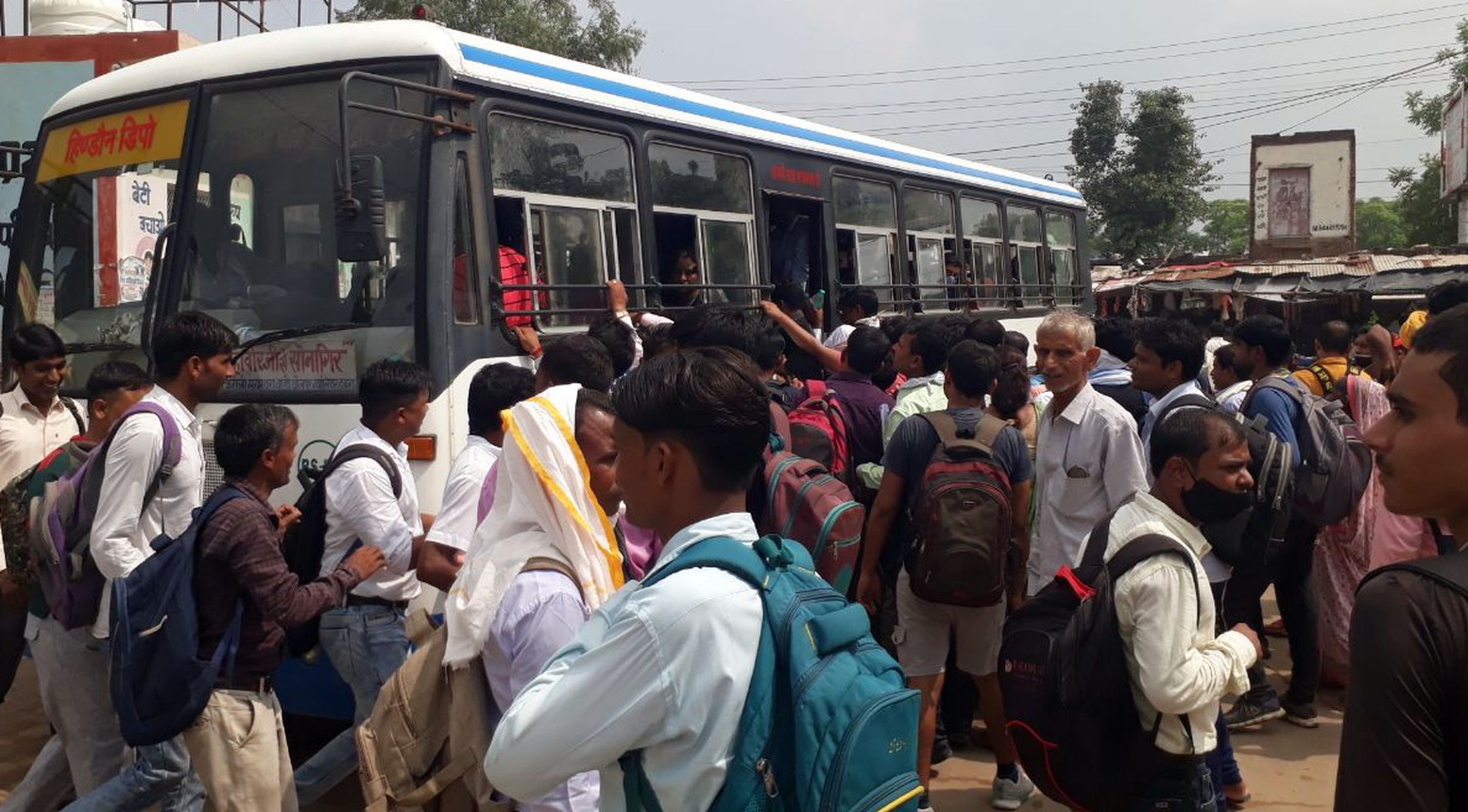 रोडवेज बस स्टैण्ड पर उमड़े रीट अभ्यर्थी, परीक्षा केंद्रोंं पर पहुंचने की दिन भर रही मशक्कत