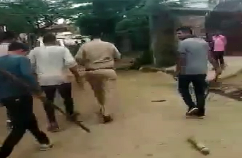 आरोपी को पकडऩे गए पुलिस दल पर हमला, पुलिसकर्मी समेत कई चोटिल