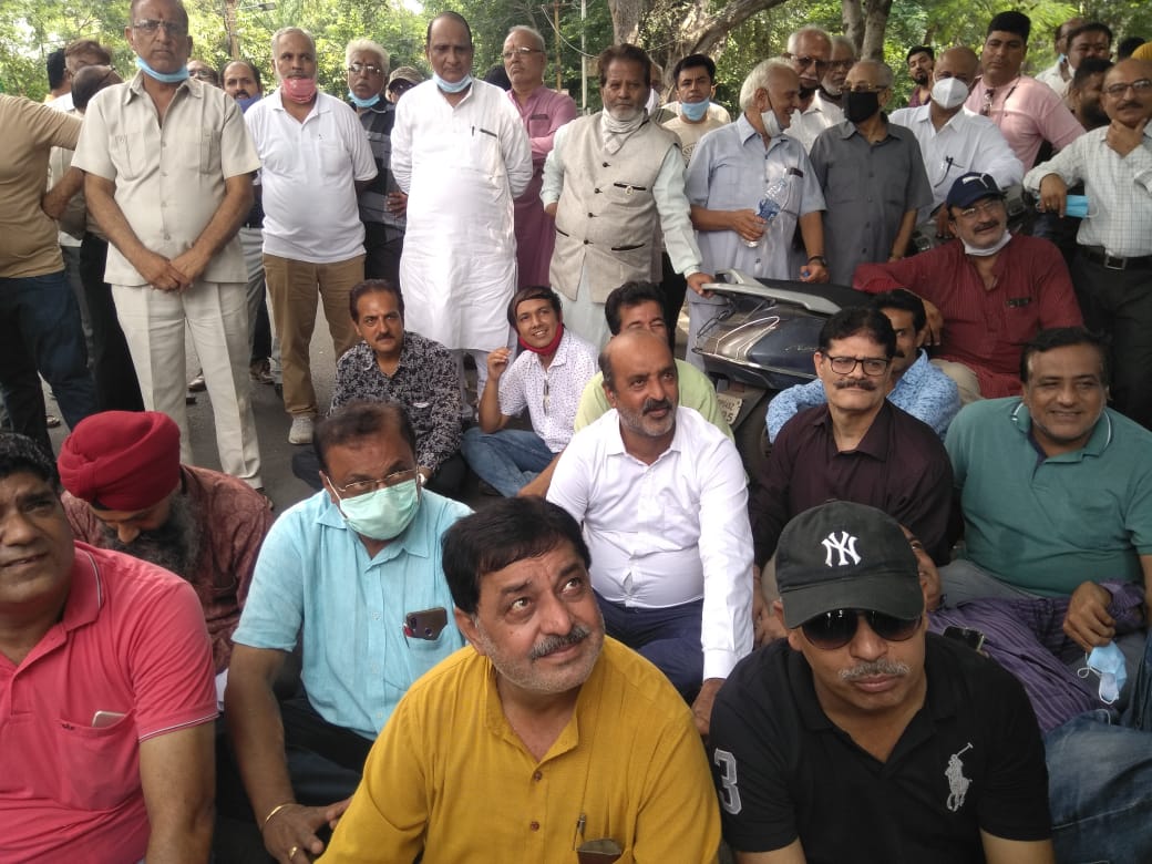 सिंधी समाज का घेराव और बंद, ढाई घंटे सीएम हाउस के बाहर धरना, पुलिस ने गाडिय़ों में भरकर चौराहे तक छोड़ा