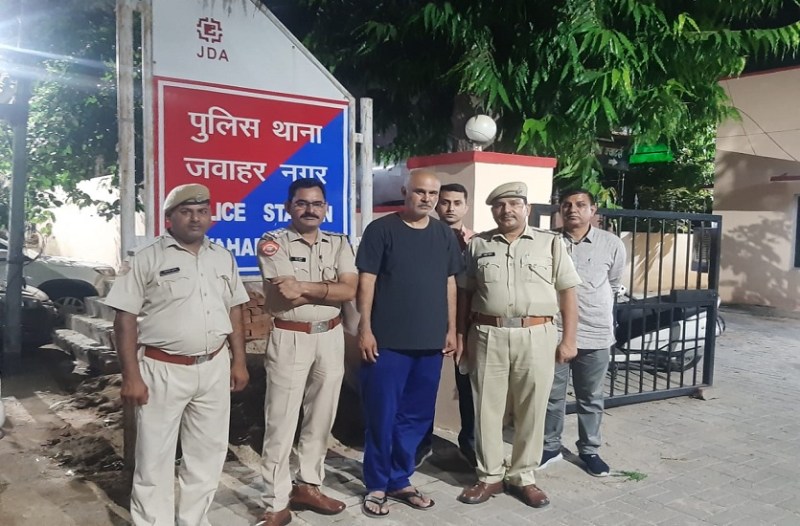 बिल्डर की सूचना गैंगस्टर लॉरेस तक पहुंचाने वाला बदमाश गिरफ्तार