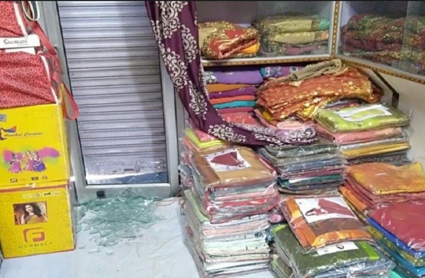 चोरों ने एक रात में चार दुकानों में की चोरी, डेढ़ लाख रुपए के वस्त्र व 6 एलईडी पार
