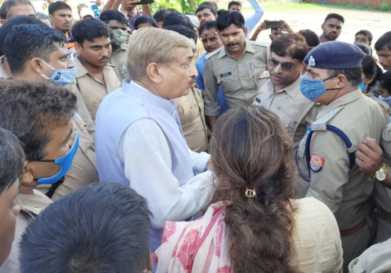 पूर्व सांसद प्रमोद तिवारी, विधायक बेटी समेत 27 नामजद और 50 अज्ञात पर एफआईआर