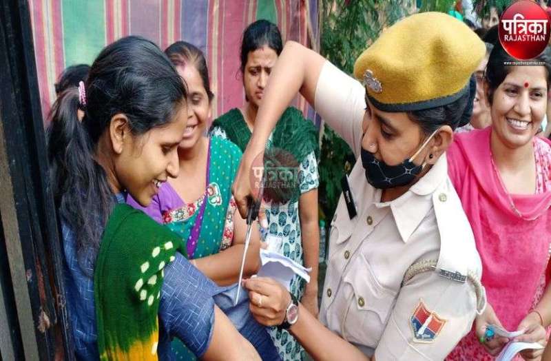 Reet 2021 : प्रशासन की सख्ती के बीच अभ्यर्थियों का अनुशासन, देखें ये तस्वीरें...