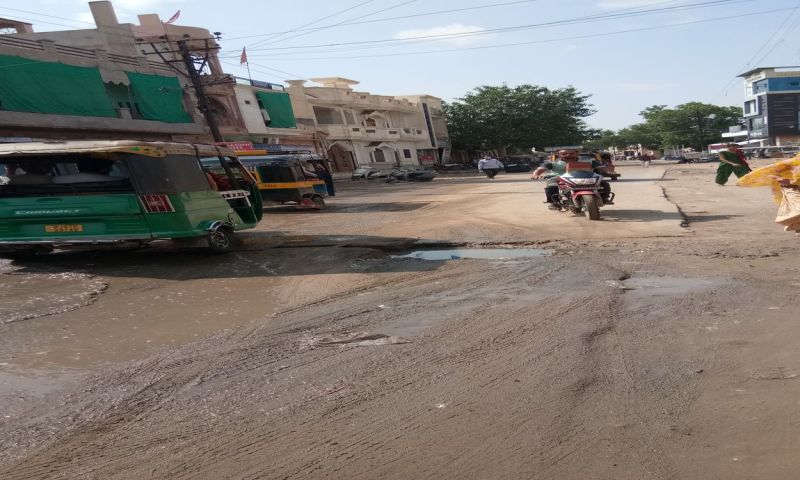 बरसात से हालात बदतर, वाहनों का चलना दूभर