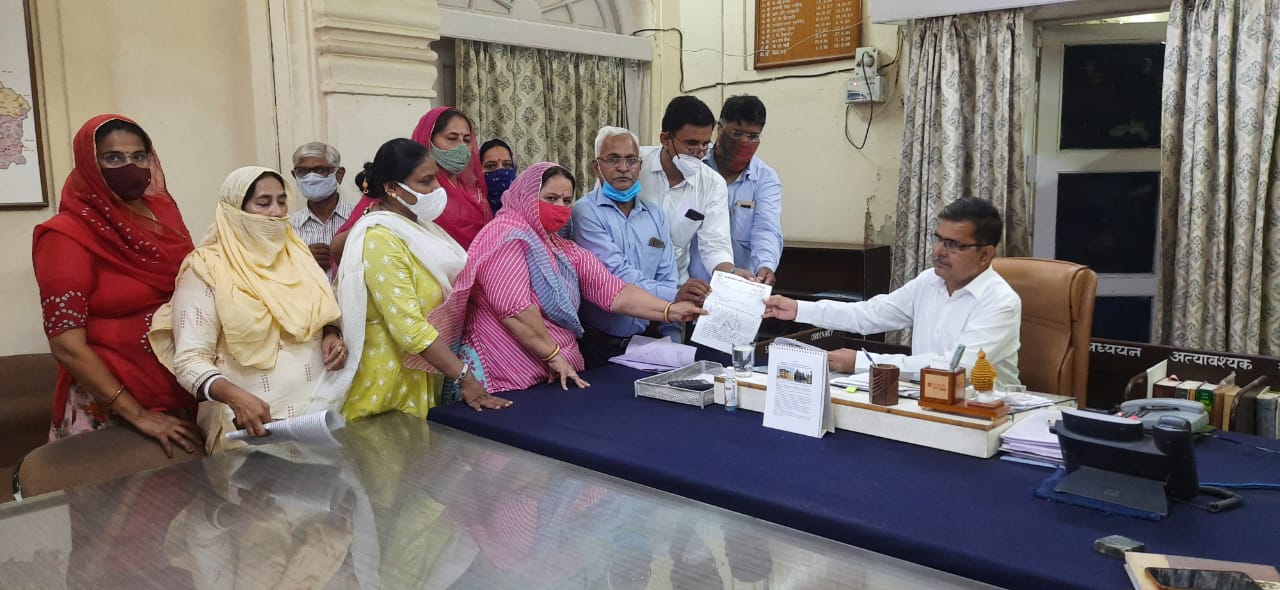 किसान मोर्चा ने प्रदर्शन कर सौंपा ज्ञापन